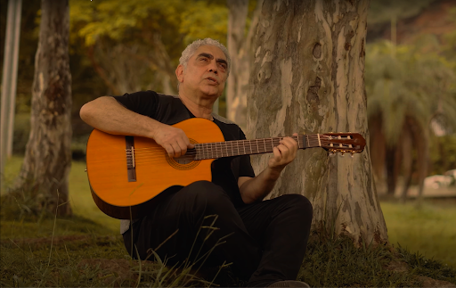 Paulinho Pedra Azul comemora 70 anos em repertório nostálgico no Theatro José de Alencar